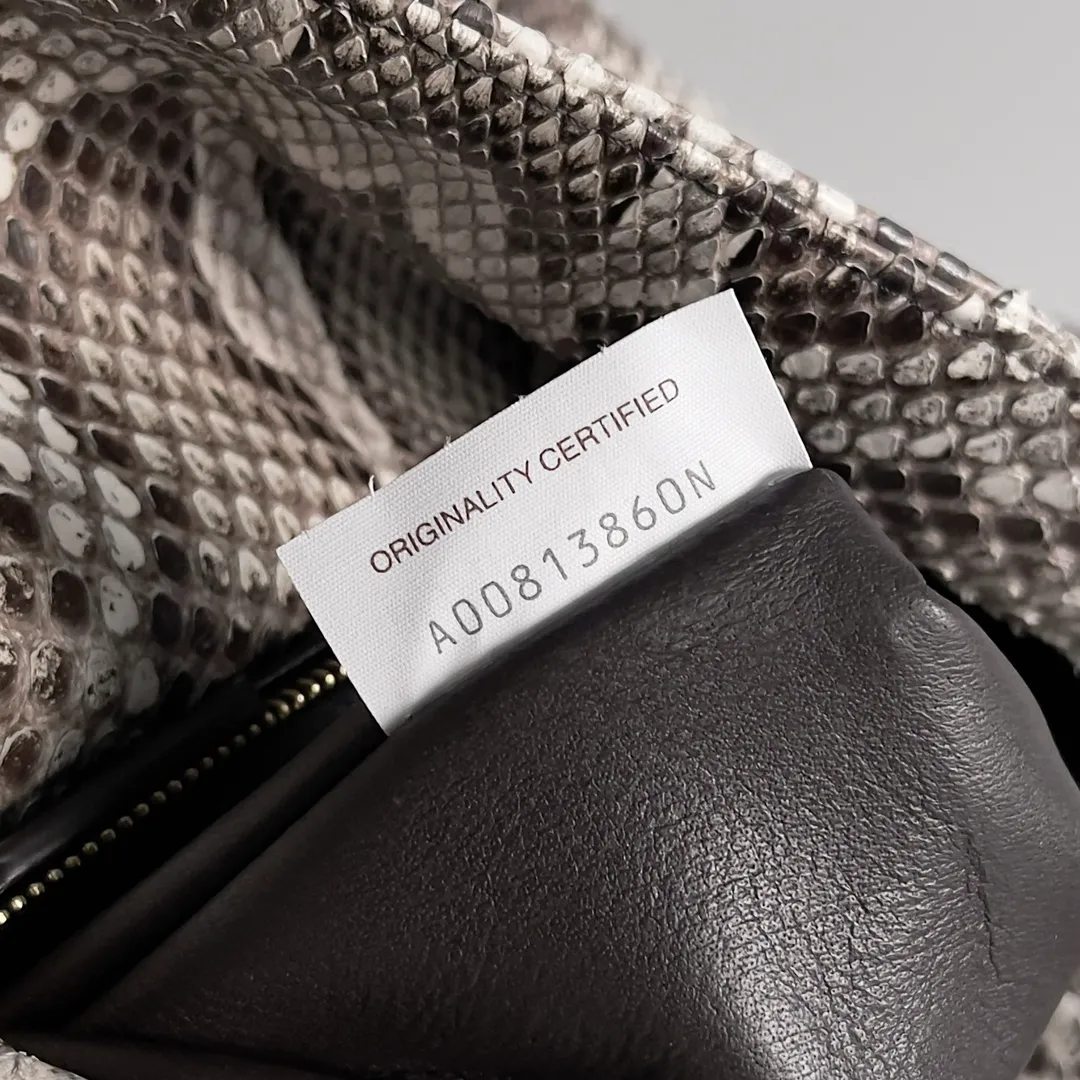 Batch 3960 BOTTEGA VENETA women's crossbody bag The rich version of Liberta is new, with gentle yet tough knitted beauty and wild python skin 🐍 This is a fashion exclusive for successful ladies who pursue wild beauty. Each snake skin is unique and cannot be copied. It is the return of pragmatism. In the winter of 2024, it is mostly worn cross-body Mainly large capacity, Liberta has a single layer inside, a wide opening, and a zipper-free design, which corresponds to the meaning of its name. It is free and not restricted. The advantage of "large single room" is that it is easy to find items when the clothes are complicated in winter. It can be held in hand or carried on the shoulder to adapt to various occasions. Style number: 806034 Size: 30*20*8cm